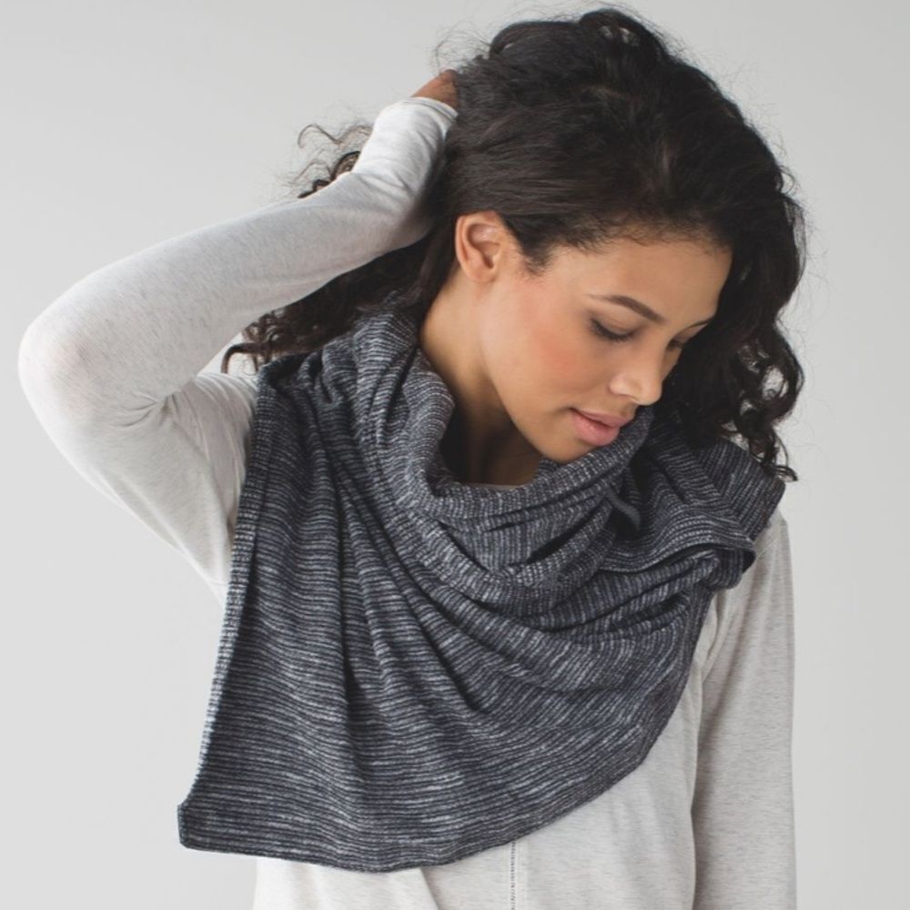Lululemon Vinyasa Scarf Coco Pique Black White
